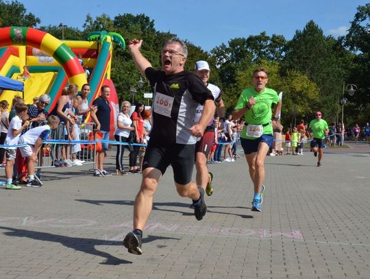 Biegacze rywalizowali w Śródmieściu. Za nami "Gaz-System na piątkę!". FOTOREPORTAŻ