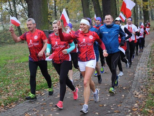 Biegacze z Kędzierzyna-Koźla uczcili Święto Niepodległości. Biało-czerwony parkrun. ZDJĘCIA