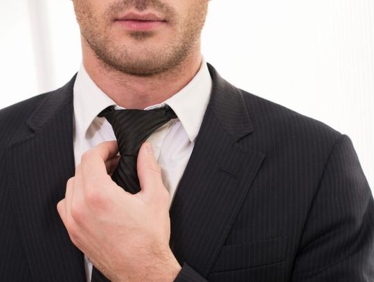 Bielizna pod garnitur. Jak zachować dyskrecję i komfort w eleganckim stroju?