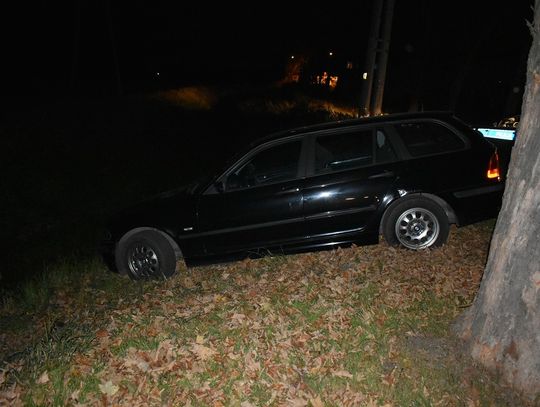 BMW skasowało znak i wylądowało w rowie. Kierowca zniknął zostawiając w aucie butelkę wódki