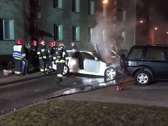 BMW w ogniu. Samochód spłonął pod blokiem. Akcja straży pożarnej