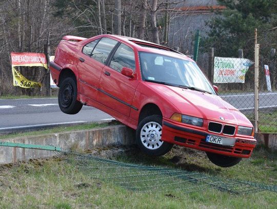 BMW wypadło z drogi i zawisło na ogrodzeniu posesji. Nietypowa kolizja w Blachowni ZDJĘCIA