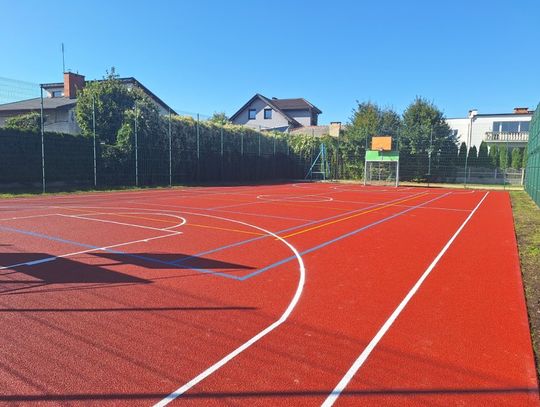 Boisko przy ulicy Wiklinowej oddane do użytku. Popękany beton zastąpiła nowa nawierzchnia