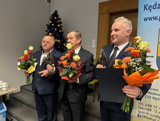 Bronisław Piróg, Tadeusz Urbańczyk i Ireneusz Wiśniewski nagrodzeni Statuetkami Koziołków podczas uroczystej sesji rady powiatu