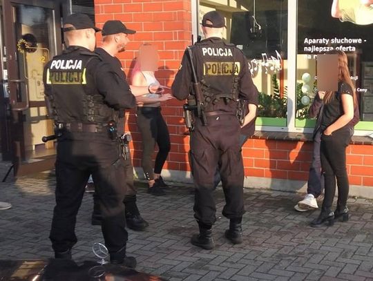 Brutalna bijatyka pod solarium. Pięściami okładało się około dziesięciu osób. Policja szuka agresorów