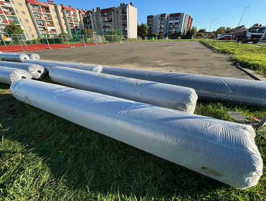 Budowa boiska na Przechodniej na finiszu. Wykonawca rozłoży nawierzchnię ze sztucznej trawy