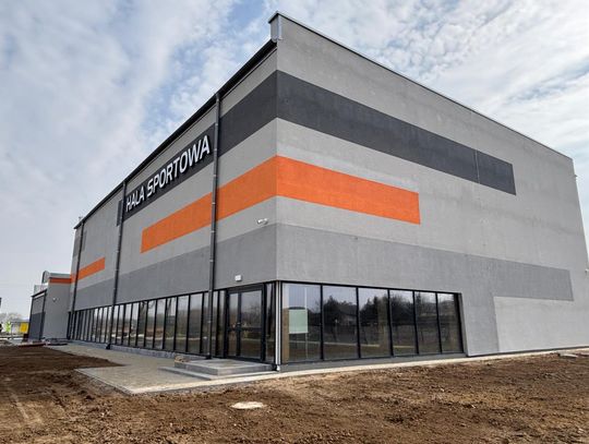 Budowa hal sportowych na finiszu. Dwie podstawówki zyskają nowoczesne obiekty. ZDJĘCIA