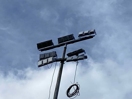 Budowa oświetlenia na stadionie w Blachowni na finiszu. Niebawem piłkarze powrócą na murawę