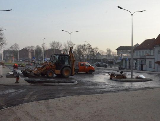 Budowlańcy kończą prace na parkingu przy dworcu PKP. Na asfalt poczekamy do wiosny