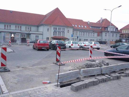 Budowlańcy wrócili na parking przy dworcu. Poprawiają niedoróbki z jesiennej przebudowy