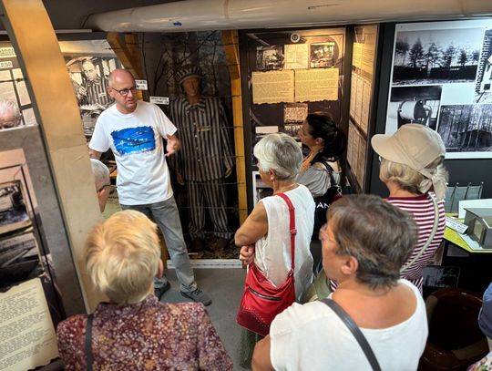 Bunkier, alianckie naloty i historie sprzed 80 lat. Seniorzy ruszyli śladem przeszłości