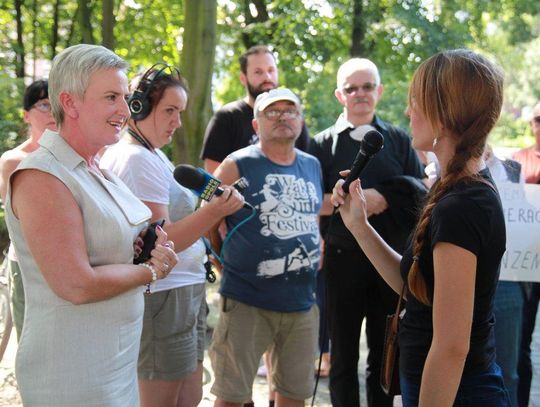 Burzliwy protest przed urzędem miasta. Mają dość trucia benzenem. ZDJĘCIA