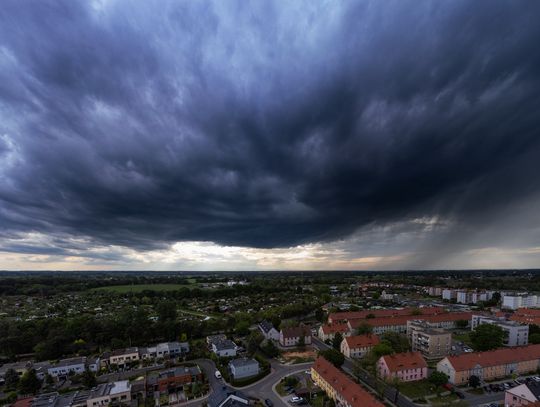 Burzowa noc przed nami. Silny deszcz, grad i wiatr do 110 km/h. IMGW wydało ostrzeżenie drugiego stopnia