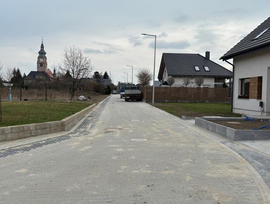 Była droga gruntowa, jest nawierzchnia z kostki brukowe. Koniec przebudowy ulicy Osiedlowej
