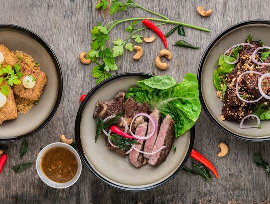 Catering na imprezę firmową — jak wybrać i na co uważać?