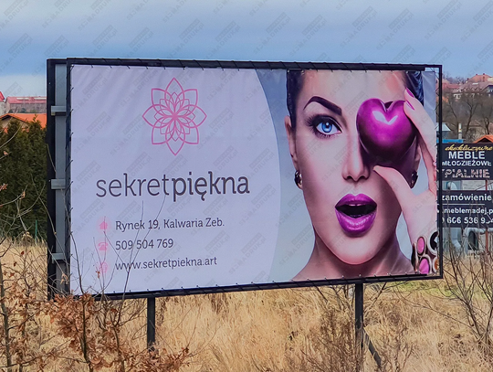 Cennik reklamy zewnętrznej 2026: ile kosztuje szyld, oklejenie witryny i reklama wielkoformatowa?