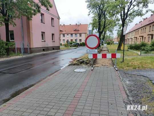 Chaos znaków drogowych na (nie)remontowanym odcinku ulicy Piotra Skargi