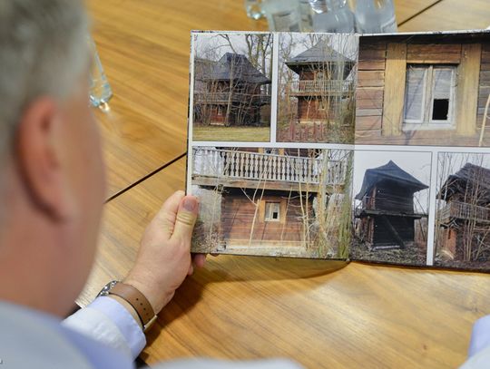 Chcą uratować drewniany domek ze Sławięcic. W całości przewiozą go do muzeum