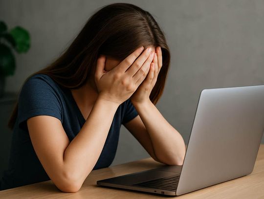 Chciała sprzedać siodło, straciła 3 tysiące. Oszuści dostali się na konto bankowe kobiety