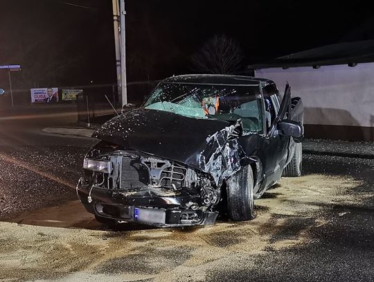 Chevrolet wpadł w poślizg i uderzył w ścianę. Groźnie wyglądająca kolizja w Cisku