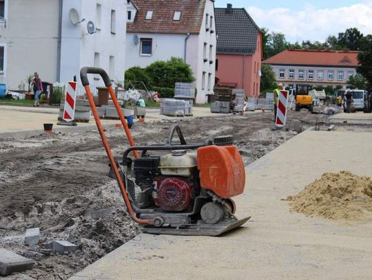 Chodniki już są, wkrótce asfalt. Postępują prace na ulicy Mościckiego w Azotach