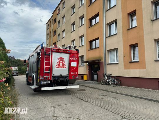 Chorująca na demencję seniorka pozostawiła potrawę na włączonej kuchence. Zareagowali sąsiedzi