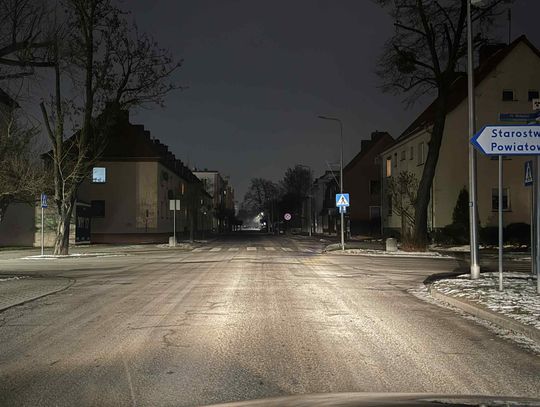 Ciemno na ulicy Damrota w Śródmieściu. Brak oświetlenia od kilku dni