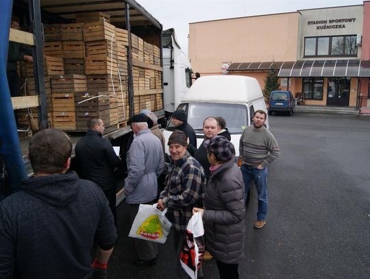 Ciężarówka pełna darmowych jabłek już w Kędzierzynie-Koźlu. Chętnych nie brakuje. ZDJĘCIA