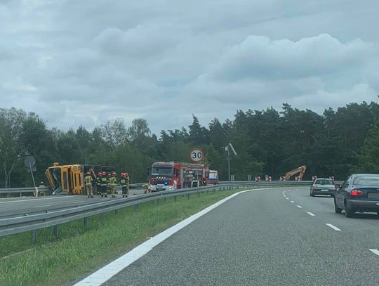 Ciężarówka przewróciła się na ostrym zakręcie. Utrudnienia na obwodnicy Kędzierzyna-Koźla