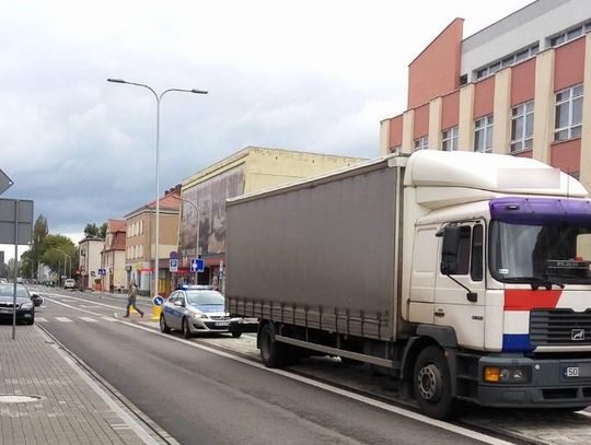 Ciężarówka uderzyła w osobówkę. Kolizja na skrzyżowaniu alei Jana Pawła II z ulicą Głowackiego