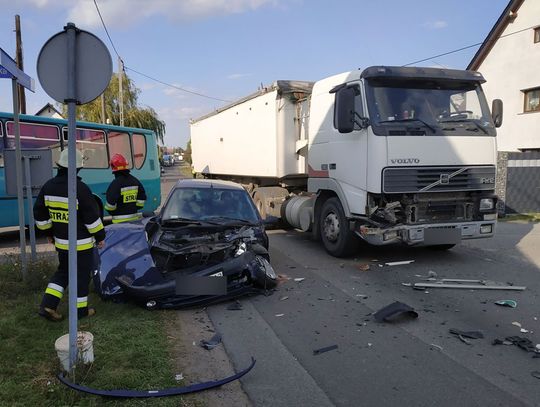 Ciężarówka wjechała w osobowe renault. Kobieta zabrana do szpitala