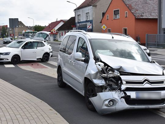 Citroen wjechał w skodę przed pasami. Jedna osoba zabrana do szpitala