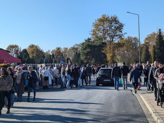 Na największym cmentarzu w Kędzierzynie-Koźlu od rana tłumy odwiedzających. Uroczystość Wszystkich Świętych