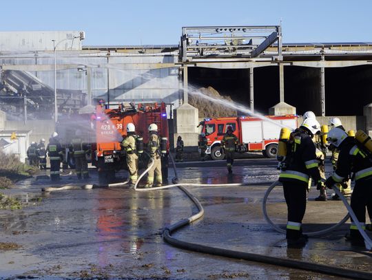 Ćwiczenia pożarowe w zakładzie. Ponad stu strażaków wzięło udział w manewrach w Pawłowiczkach