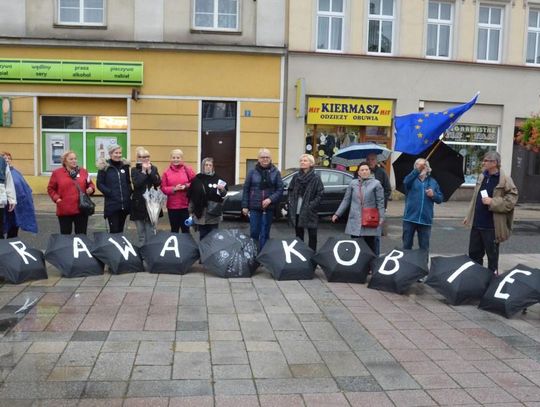 "Czarny wtorek" w Kędzierzynie-Koźlu. Manifestacja w obronie praw kobiet na rynku. ZDJĘCIA