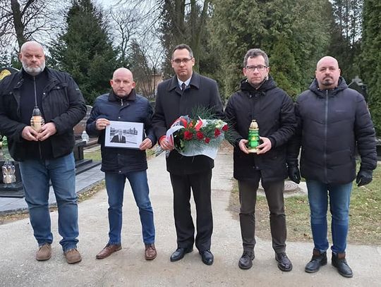 Członkowie kędzierzyńskiej PO złożyli kwiaty na cmentarzu. Tak upamiętnili rocznicę śmierci Pawła Adamowicza