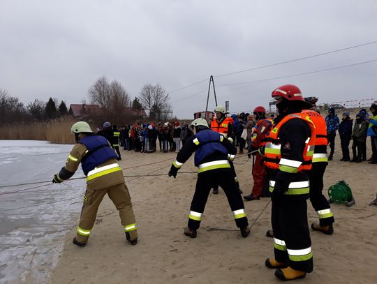 Człowiek w lodowatej wodzie! Strażacy ćwiczyli akcję ratunkową na zamarzniętej Dębowej