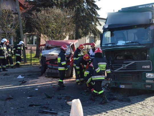 Czołowe zderzenie autocysterny z busem. Strażacy wycinali uwięzionego w pojeździe kierowcę. ZDJĘCIA