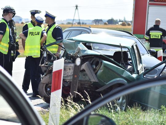 Czołowe zderzenie BMW z volkswagenem na drodze krajowej. Ranna kobieta zabrana do szpitala