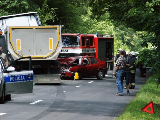 Czołowe zderzenie ciężarówki i auta osobowego na drodze z Kłodnicy do Raszowej