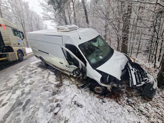 Czołowe zderzenie dostawczaka z osobówką. Sprawcą 31-latek bez uprawnień do kierowania