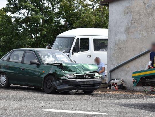 Czołowe zderzenie opla z audi na krajowej 45. Sprawca najprawdopodobniej zasnął za kierownicą