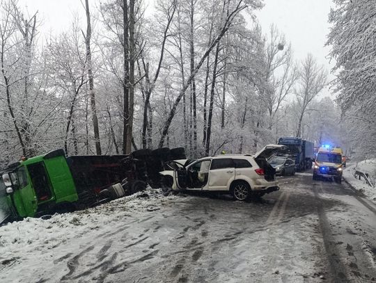 Czołowe zderzenie osobowego fiata i ciężarówki. Zablokowana droga między Starym Koźlem i Bierawą