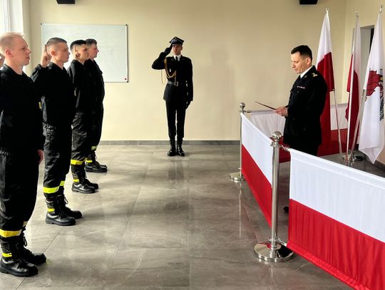 Czterech nowych funkcjonariuszy w szeregach naszej straży pożarnej. Uroczystość w komendzie powiatowej