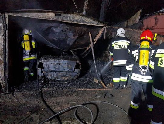 Cztery garaże w ogniu. Opel spłonął doszczętnie, audi udało się uratować. ZDJĘCIA