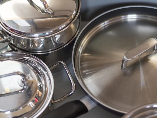 Czy patelnię można myć w zmywarce? Kiedy tak, a kiedy absolutnie nie