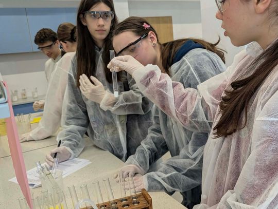 Czy z ołowiu powstanie złoto? Młode „Chemiczne Głowy” sprawdzają się w laboratoriach