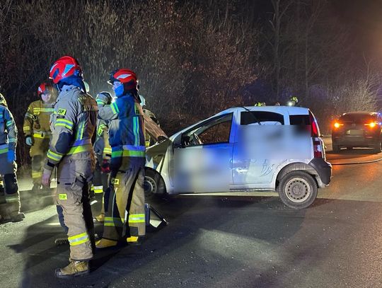 Dachowania fiata na drodze z Kuźniczek do Cisowej. Kierowca trafił pod opiekę pogotowia. ZDJĘCIA