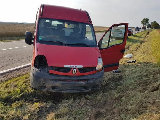 Dachowanie busa po zderzeniu z ciągnikiem. Trzy osoby poszkodowane