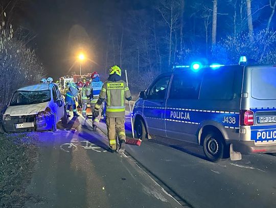 Nie chciał jechać do szpitala. Alkomat pokazał 1,6 promila. Policjanci ustalają szczegóły wczorajszego dachowania w Cisowej